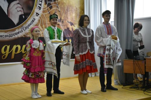 В Федоровской школе состоялся юбилейный фестиваль «Цветок дружбы», посвященный памяти директора Михаила Серякова