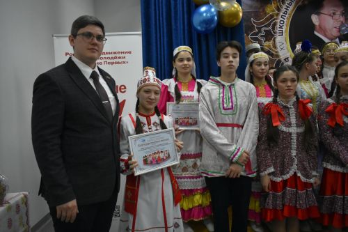 В Федоровской школе состоялся юбилейный фестиваль «Цветок дружбы», посвященный памяти директора Михаила Серякова