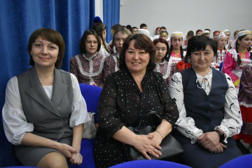 В Федоровской школе состоялся юбилейный фестиваль «Цветок дружбы», посвященный памяти директора Михаила Серякова