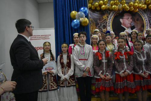 В Федоровской школе состоялся юбилейный фестиваль «Цветок дружбы», посвященный памяти директора Михаила Серякова