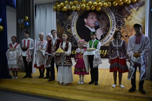 В Федоровской школе состоялся юбилейный фестиваль «Цветок дружбы», посвященный памяти директора Михаила Серякова