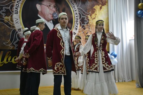 В Федоровской школе состоялся юбилейный фестиваль «Цветок дружбы», посвященный памяти директора Михаила Серякова