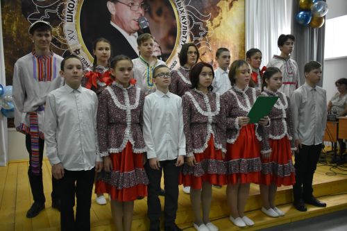 В Федоровской школе состоялся юбилейный фестиваль «Цветок дружбы», посвященный памяти директора Михаила Серякова