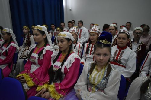 В Федоровской школе состоялся юбилейный фестиваль «Цветок дружбы», посвященный памяти директора Михаила Серякова