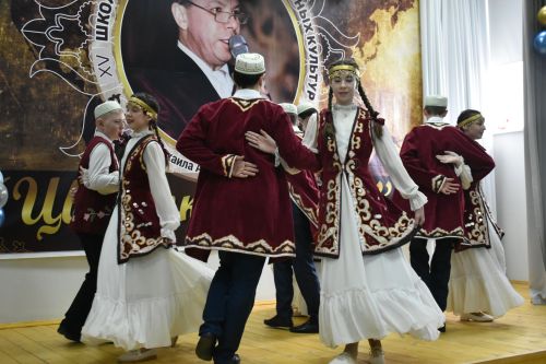 В Федоровской школе состоялся юбилейный фестиваль «Цветок дружбы», посвященный памяти директора Михаила Серякова