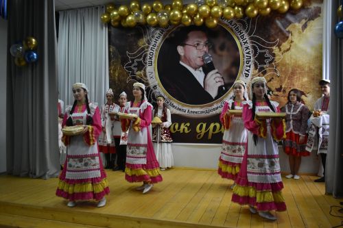 В Федоровской школе состоялся юбилейный фестиваль «Цветок дружбы», посвященный памяти директора Михаила Серякова