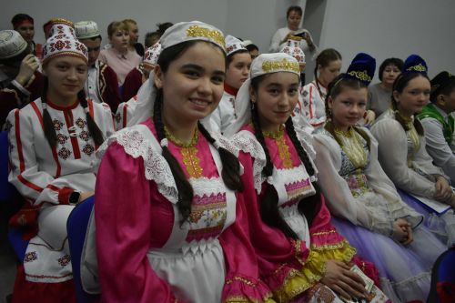 В Федоровской школе состоялся юбилейный фестиваль «Цветок дружбы», посвященный памяти директора Михаила Серякова