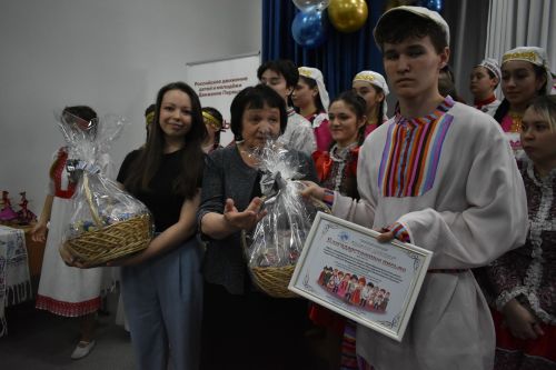 В Федоровской школе состоялся юбилейный фестиваль «Цветок дружбы», посвященный памяти директора Михаила Серякова