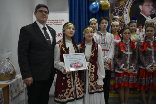 В Федоровской школе состоялся юбилейный фестиваль «Цветок дружбы», посвященный памяти директора Михаила Серякова
