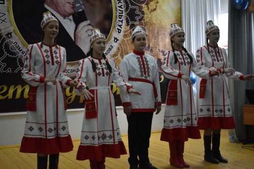 В Федоровской школе состоялся юбилейный фестиваль «Цветок дружбы», посвященный памяти директора Михаила Серякова