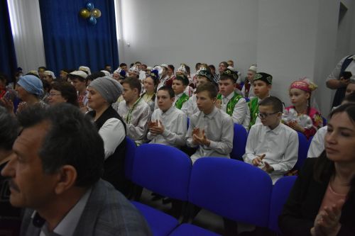 В Федоровской школе состоялся юбилейный фестиваль «Цветок дружбы», посвященный памяти директора Михаила Серякова