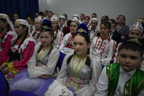 В Федоровской школе состоялся юбилейный фестиваль «Цветок дружбы», посвященный памяти директора Михаила Серякова