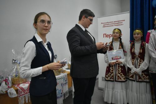 В Федоровской школе состоялся юбилейный фестиваль «Цветок дружбы», посвященный памяти директора Михаила Серякова
