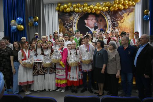 В Федоровской школе состоялся юбилейный фестиваль «Цветок дружбы», посвященный памяти директора Михаила Серякова