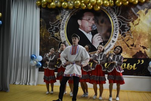 В Федоровской школе состоялся юбилейный фестиваль «Цветок дружбы», посвященный памяти директора Михаила Серякова