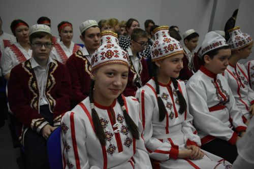 В Федоровской школе состоялся юбилейный фестиваль «Цветок дружбы», посвященный памяти директора Михаила Серякова