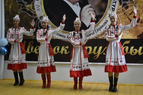 В Федоровской школе состоялся юбилейный фестиваль «Цветок дружбы», посвященный памяти директора Михаила Серякова