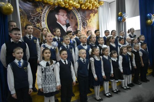 В Федоровской школе состоялся юбилейный фестиваль «Цветок дружбы», посвященный памяти директора Михаила Серякова