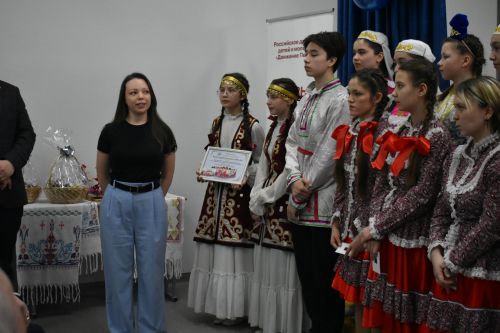 В Федоровской школе состоялся юбилейный фестиваль «Цветок дружбы», посвященный памяти директора Михаила Серякова