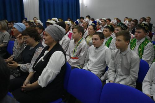 В Федоровской школе состоялся юбилейный фестиваль «Цветок дружбы», посвященный памяти директора Михаила Серякова