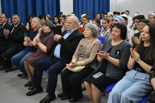В Федоровской школе состоялся юбилейный фестиваль «Цветок дружбы», посвященный памяти директора Михаила Серякова