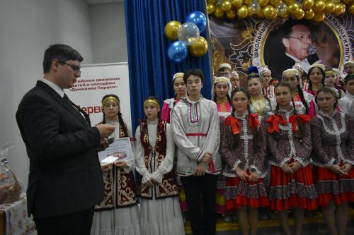 В Федоровской школе состоялся юбилейный фестиваль «Цветок дружбы», посвященный памяти директора Михаила Серякова