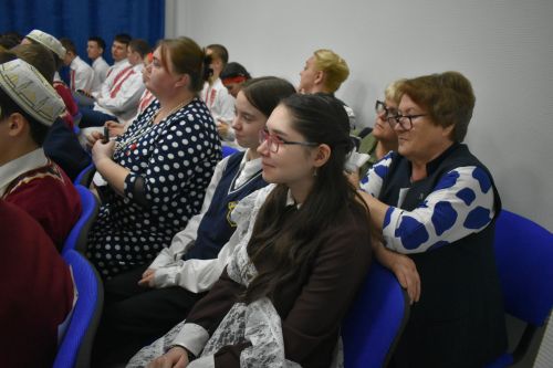 В Федоровской школе состоялся юбилейный фестиваль «Цветок дружбы», посвященный памяти директора Михаила Серякова