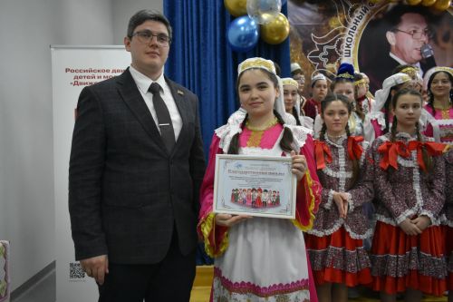 В Федоровской школе состоялся юбилейный фестиваль «Цветок дружбы», посвященный памяти директора Михаила Серякова