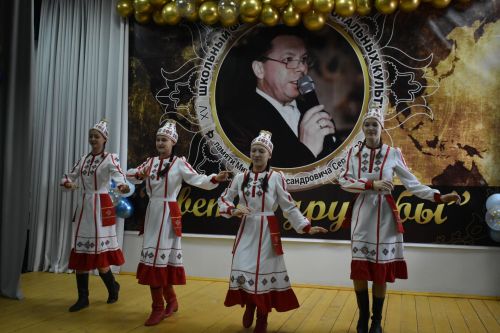В Федоровской школе состоялся юбилейный фестиваль «Цветок дружбы», посвященный памяти директора Михаила Серякова
