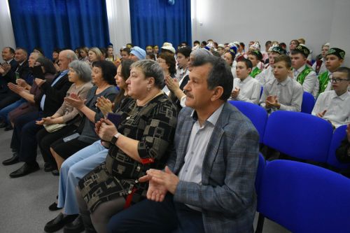 В Федоровской школе состоялся юбилейный фестиваль «Цветок дружбы», посвященный памяти директора Михаила Серякова