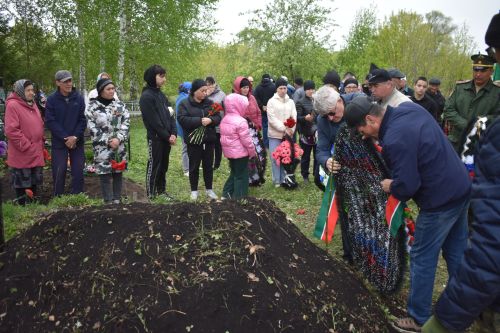 Байморза авылында махсус хәрби операция зонасында һәлак булган авылдашлары белән хушлаштылар