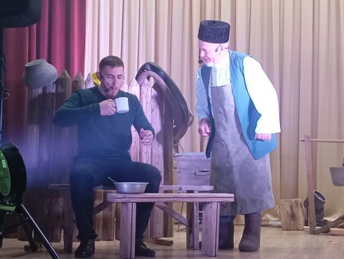 Кошман мәдәният йортында «Аклыкка илтсен юллар» дип исемләнгән театраль тамаша булды