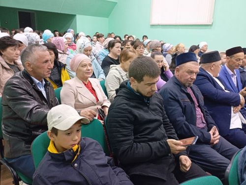 Кошман мәдәният йортында «Аклыкка илтсен юллар» дип исемләнгән театраль тамаша булды