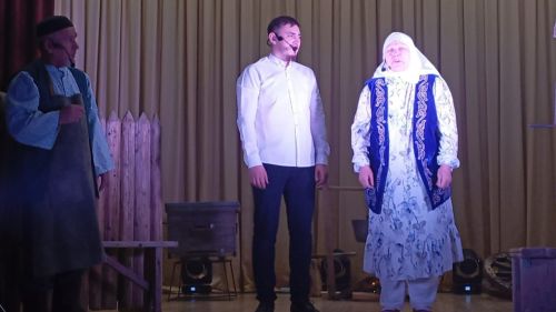 Кошман мәдәният йортында «Аклыкка илтсен юллар» дип исемләнгән театраль тамаша булды