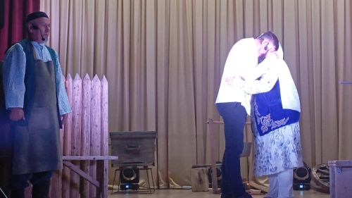 Кошман мәдәният йортында «Аклыкка илтсен юллар» дип исемләнгән театраль тамаша булды