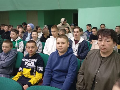 Кошман мәдәният йортында «Аклыкка илтсен юллар» дип исемләнгән театраль тамаша булды