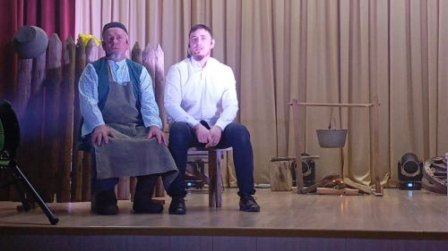 Кошман мәдәният йортында «Аклыкка илтсен юллар» дип исемләнгән театраль тамаша булды