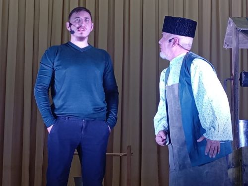 Кошман мәдәният йортында «Аклыкка илтсен юллар» дип исемләнгән театраль тамаша булды