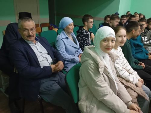 Кошман мәдәният йортында «Аклыкка илтсен юллар» дип исемләнгән театраль тамаша булды