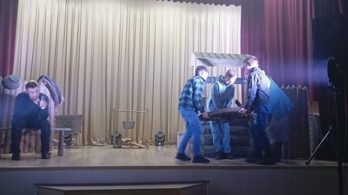Кошман мәдәният йортында «Аклыкка илтсен юллар» дип исемләнгән театраль тамаша булды