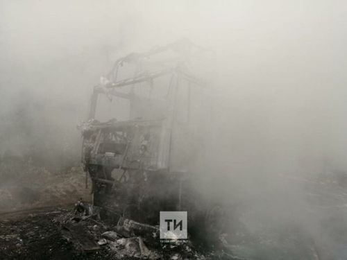 На трассе в Татарстане загорелась фура с напитками