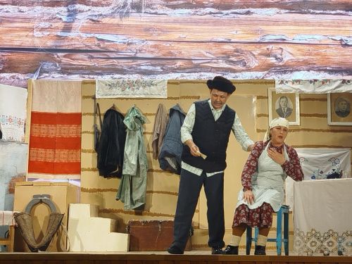 В преддверии 80-летия Великой Победы народный театр «Ак жилкэн» показал премьеру спектакля «Ана хөкеме» («Материнское решение») по мотивам драматурга Ангама Атнабаева