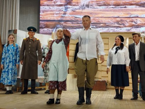 В преддверии 80-летия Великой Победы народный театр «Ак жилкэн» показал премьеру спектакля «Ана хөкеме» («Материнское решение») по мотивам драматурга Ангама Атнабаева
