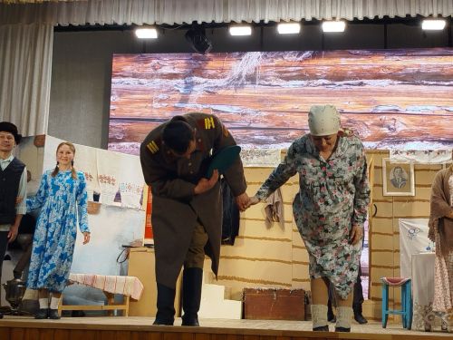 В преддверии 80-летия Великой Победы народный театр «Ак жилкэн» показал премьеру спектакля «Ана хөкеме» («Материнское решение») по мотивам драматурга Ангама Атнабаева