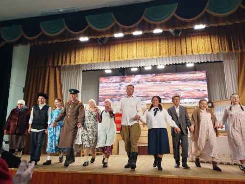 В преддверии 80-летия Великой Победы народный театр «Ак жилкэн» показал премьеру спектакля «Ана хөкеме» («Материнское решение») по мотивам драматурга Ангама Атнабаева