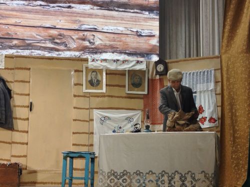 В преддверии 80-летия Великой Победы народный театр «Ак жилкэн» показал премьеру спектакля «Ана хөкеме» («Материнское решение») по мотивам драматурга Ангама Атнабаева
