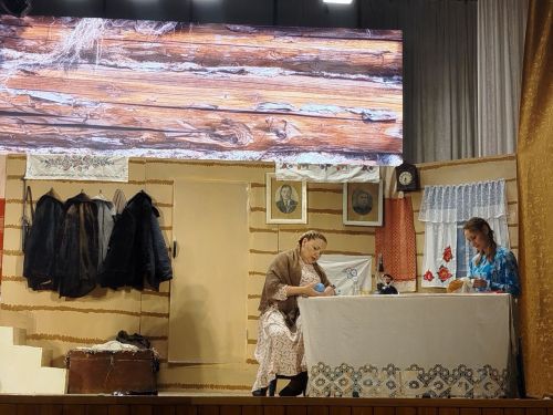 В преддверии 80-летия Великой Победы народный театр «Ак жилкэн» показал премьеру спектакля «Ана хөкеме» («Материнское решение») по мотивам драматурга Ангама Атнабаева