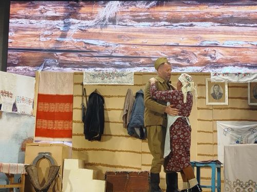 В преддверии 80-летия Великой Победы народный театр «Ак жилкэн» показал премьеру спектакля «Ана хөкеме» («Материнское решение») по мотивам драматурга Ангама Атнабаева