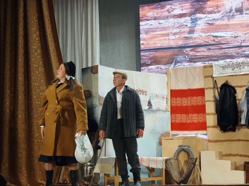 В преддверии 80-летия Великой Победы народный театр «Ак жилкэн» показал премьеру спектакля «Ана хөкеме» («Материнское решение») по мотивам драматурга Ангама Атнабаева