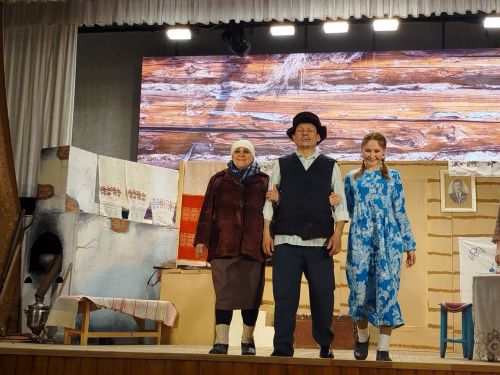 В преддверии 80-летия Великой Победы народный театр «Ак жилкэн» показал премьеру спектакля «Ана хөкеме» («Материнское решение») по мотивам драматурга Ангама Атнабаева